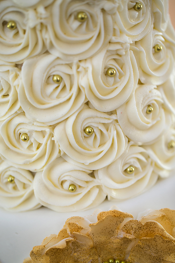 Pics of the Week-Ivory and Gold Rosette Cake » mondeliceblog.com
