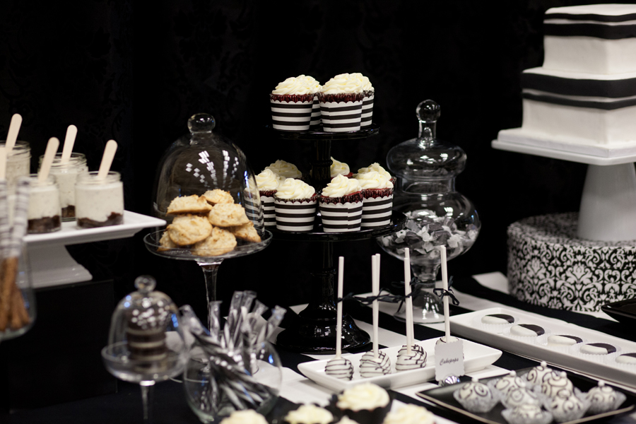 Black and White Dessert Table » mondeliceblog.com